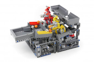 LEGO GBC - catch and Spin - two robots taking GBC balls and carrying them to an upper ramp | building instructions and LEGo kits available | Akiyuki & Planet GBC