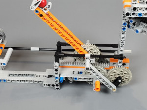 LEGO GBC4ALL-07 - Rolling Liftarm, an amazing LEGO Great Ball Contraption that you can easily reproduce with kids thanks to Planet GBC instructions