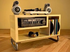 LEGO moc - Vinyl Sound System / Listening Station, designed by Zachary Steinman, LEGO vinyl turntable with records, furniture and hi-fi sound system | building instructions available on Planet GBC
